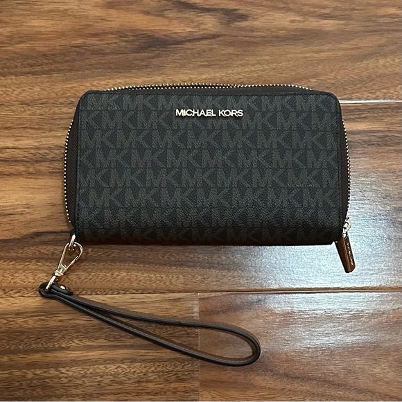 Michael Kors Handbags - Michael Kors Wallet Wristlet